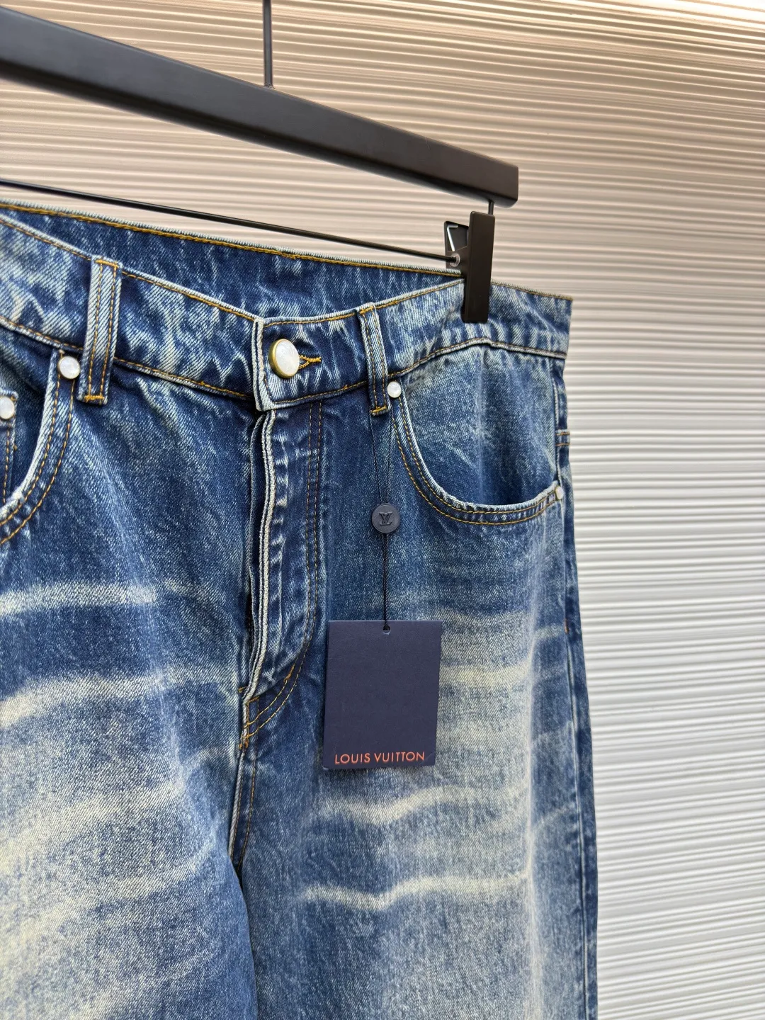 LOUIS VUITTON sun-faded jeans ●Authentic product: purchased and developed for 14800 ●Item number: 1680025-B45 ●Material: denim denim ●Technology: sun-faded ●Version: fitted version ●Size: 30-32-34-36 ●Weight: about 760g ●Description: Classic blue, aged and faded, full of retro tones, like something out of a 90s fashion magazine. Wear it, casual and comfortable, full of relaxation, and easily create a fashionable atmosphere. The fabric is soft and elastic, allowing you to move freely while wearing it, and it will carry the wind when you walk. The three-dimensional tailoring fits the shape of the legs, hides the flesh and makes the legs straight, and can be controlled by both pear-shaped and rectangular figures. The overall wiring is straight and delicate, the fabric is comfortable and soft, and the color is consistent without color difference. It can be matched with the same style to create a fashionable look and control various occasions. Customized accessories, complete with three standards, same style for men and women!